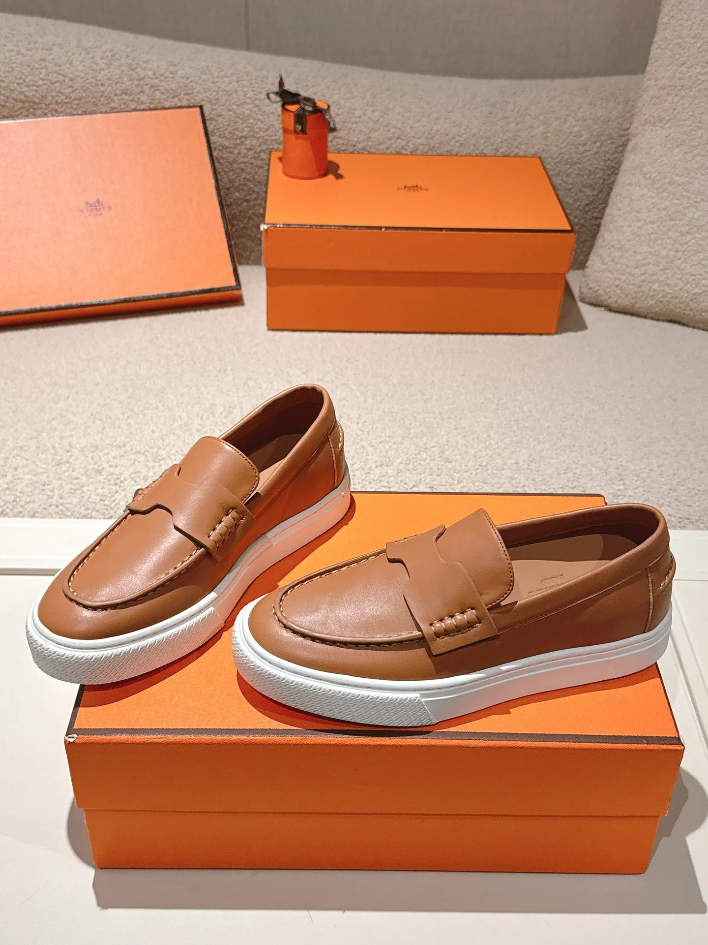 Men's men's shoes P620! Hermes# Thick Sole Couple Loafers These lace-up free sneakers in calfskin and washed denim feature signature "H" details. The design is simple and smooth, creating a fashionable urban look. It is comfortable and versatile. H family classics are not outdated, and the delivery counter is beautifully packaged🛍📦 Fabric: Original customized washed denim/first-layer cowhide Lining: Imported soft sheepskin Sole: Original open-molded anti-slip TPU material Size: 35-45